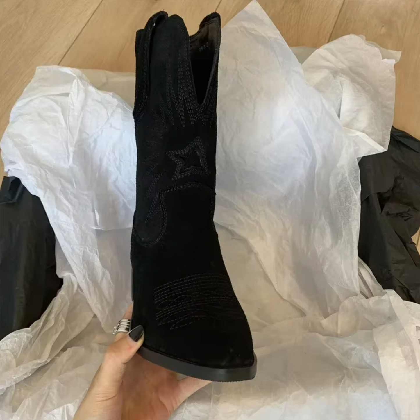 Botas cowboy en ante marrón con bordado geométrico