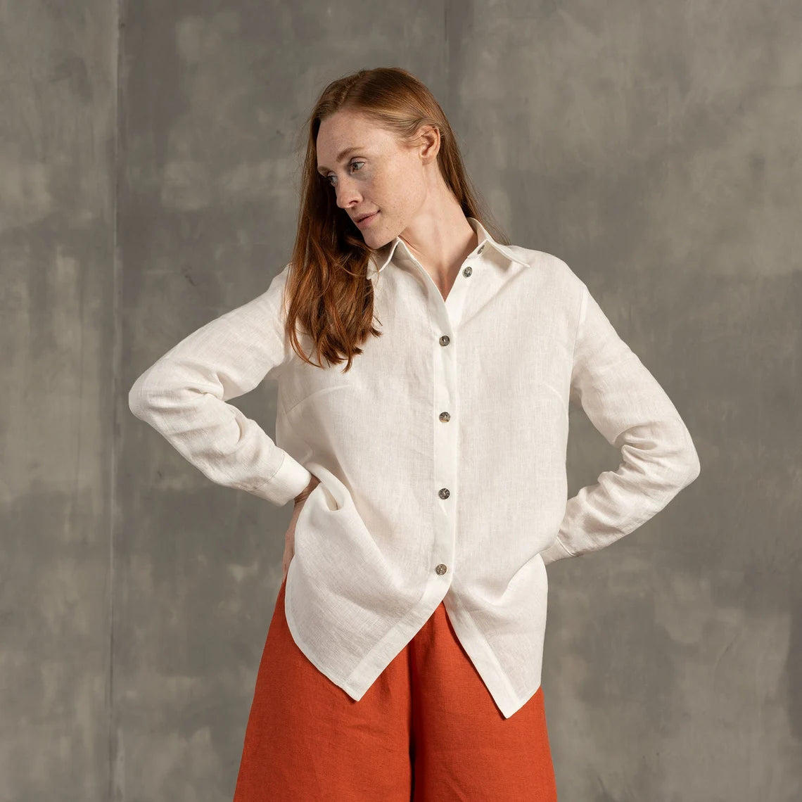 Camisa de lino beige clásica