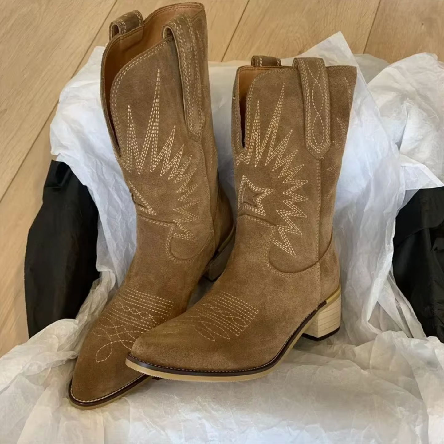 Botas cowboy en ante marrón con bordado geométrico
