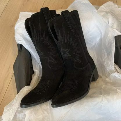Botas cowboy en ante marrón con bordado geométrico