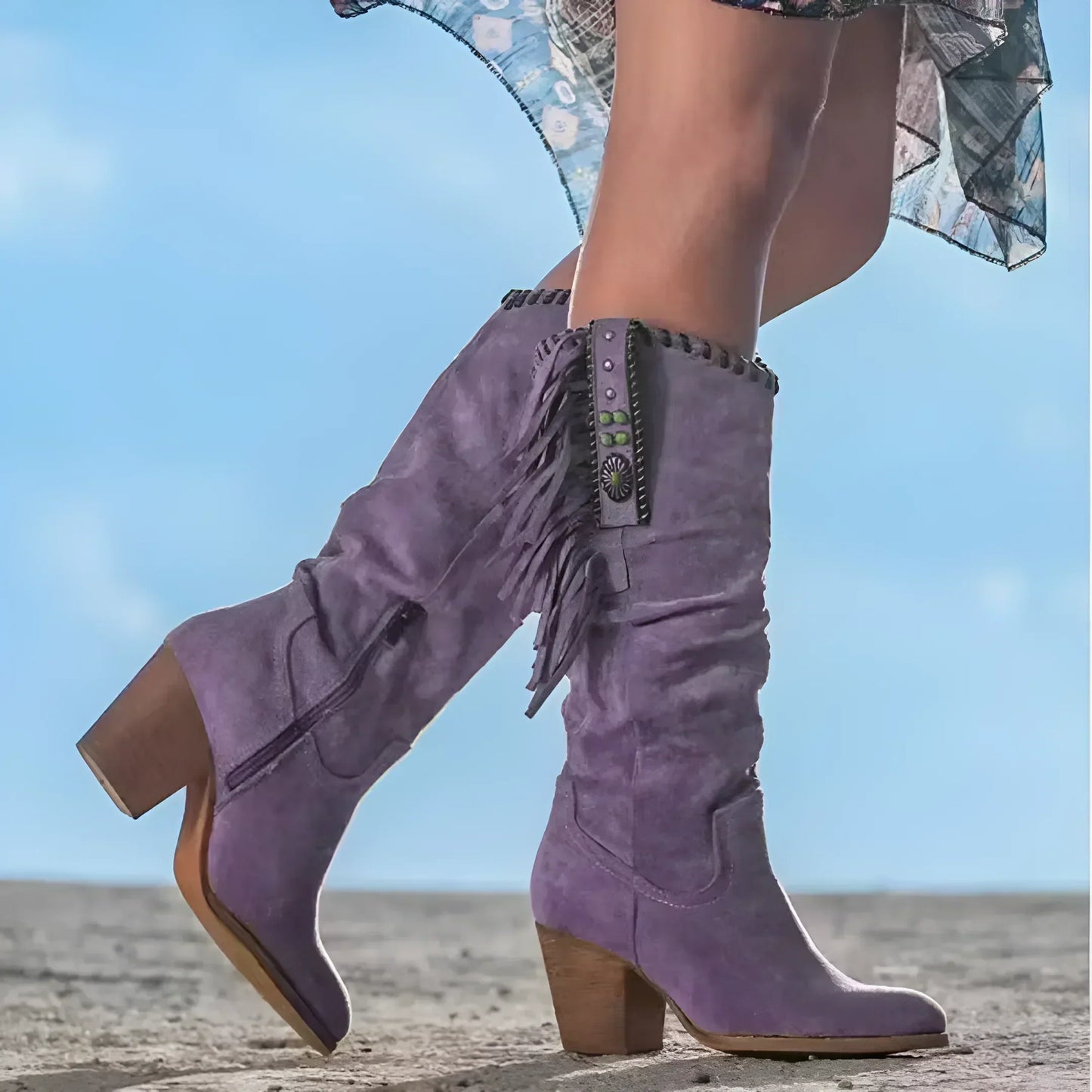 Botas cowboy en ante marrón con flecos y detalles turquesa