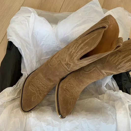 Botas cowboy en ante marrón con bordado geométrico