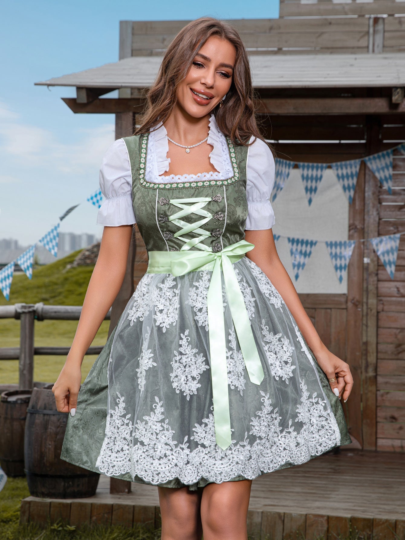 Dirndl verde con encaje floral y lazo satinado
