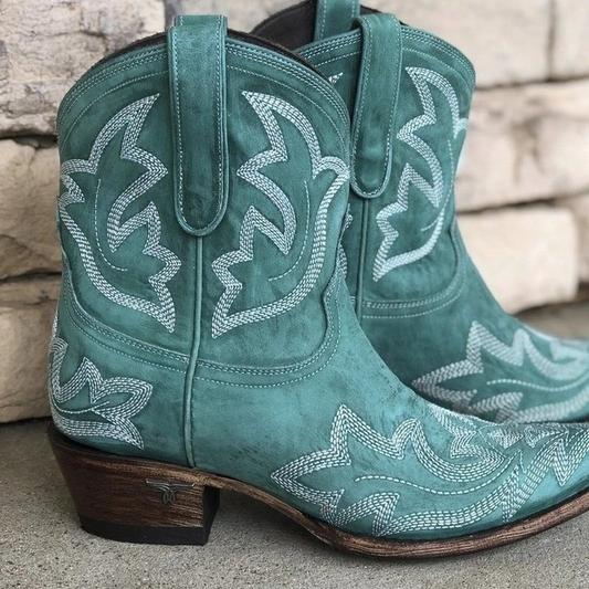 Aquaria – Botas cowboy turquesa con bordado artesanal y tacón bajo de madera