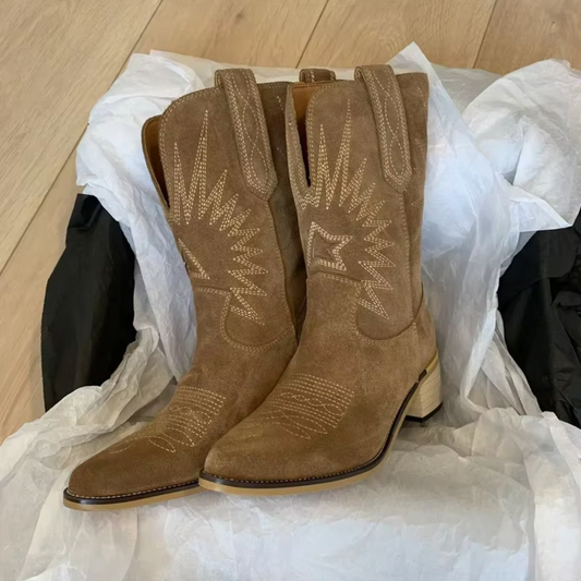 Botas cowboy en ante marrón con bordado geométrico