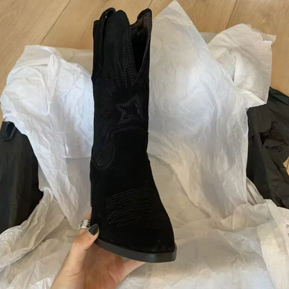 Botas cowboy en ante marrón con bordado geométrico