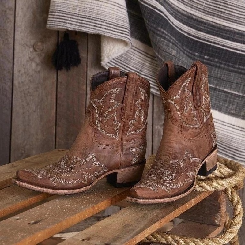 Aquaria – Botas cowboy turquesa con bordado artesanal y tacón bajo de madera
