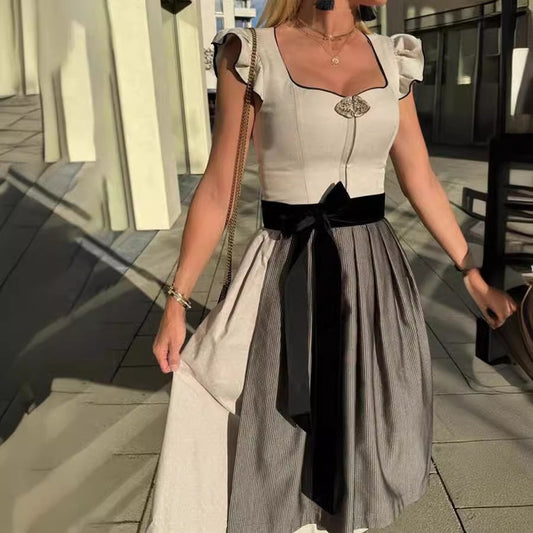 Dirndl elegante con detalles clásicos y lazo en contraste