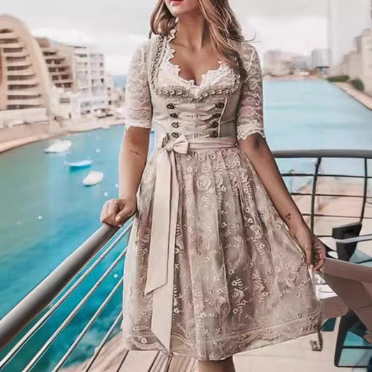 Dirndl moderno con encaje elegante y lazo satinado