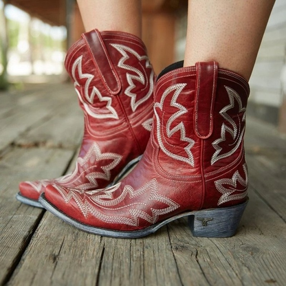 Aquaria – Botas cowboy turquesa con bordado artesanal y tacón bajo de madera