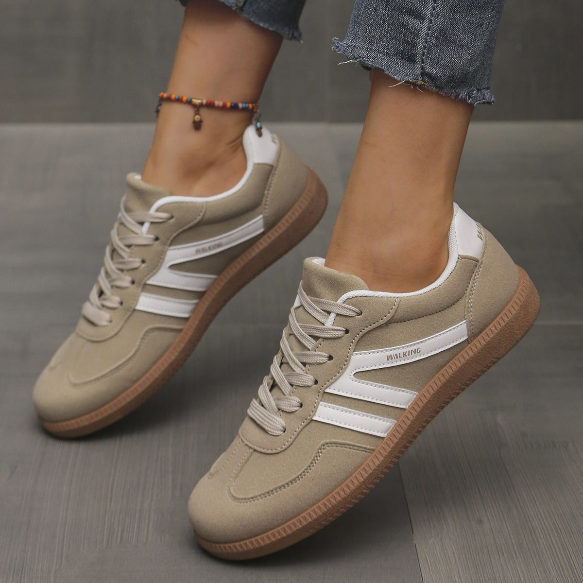 Dalia – Zapatillas casuales marrones con detalles beige