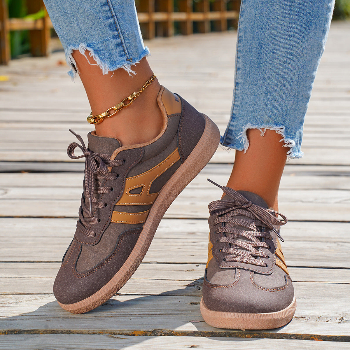 Dalia – Zapatillas casuales marrones con detalles beige
