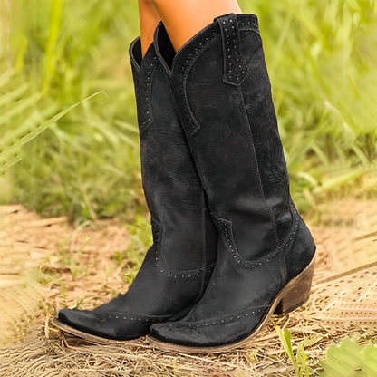 Botas cowboy marrones con detalles en relieve y acabado rústico